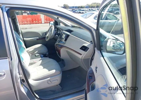 2014 Toyota Sienna Xle V6 8 Passenger z USA, uszkodzony, nr VIN 5TDYK3DC0ES486316